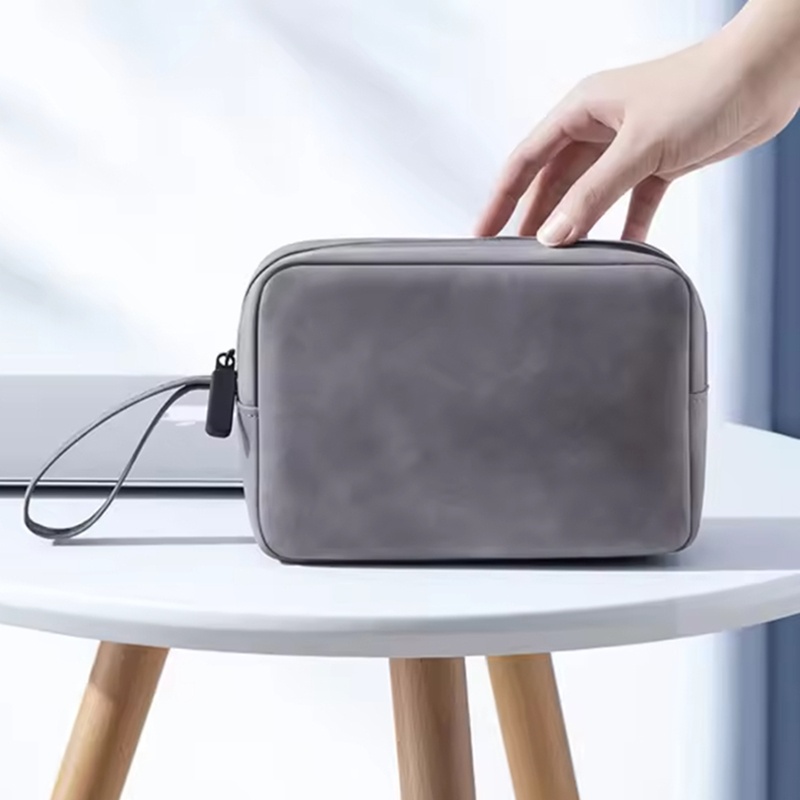 Travel Accessories Organizer Bag - 携帯用トラベル収納バッグ。防水・防油加工。モバイルバッテリー、データケーブル、イヤホン、充電器、デジタルアクセサリーなどを整理して収納できる。